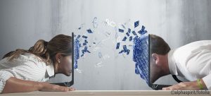 Mann und Frau schauen einander an. Zwischen ihnen ist eine Scheibe. Es fliegen Fetzen.