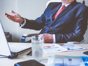 Mann im Anzug am Konferenztisch