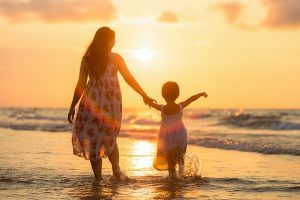Alleinerziehende depressiv: Mutter mit Kind am Strand