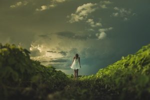 Coronakrise: eine junge Frau schaut in Abrund, wirkt mysthisch