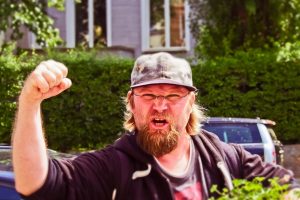 Ratschläge sind auch Schläge; Mann droht über Hecke mit der Faust