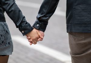 Frau und Mann gehen Hand in Hand