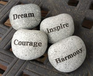 Steine mit den Worten Dream, Courage, Inspire, Harmony