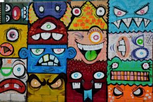 Graffiti von bunten Grimassen