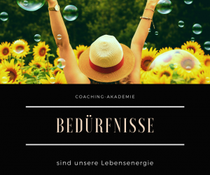 Bild mit Text: Frau, die die Arme hebt vor Sonnenblumenfeld und Text: Bedürfnisse sind unsere Lebensenergie