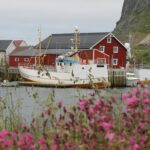 schwedische landschaft, typisches rotes haus mit blumen und see